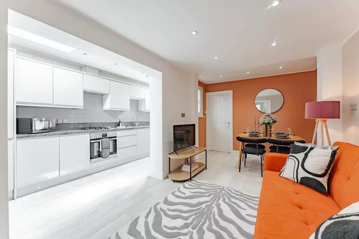 The Shamrock Sleek And Chic - Private Garden - Ground Floor - East London - Sleeps 6 Apartment