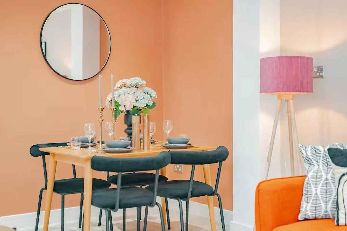 The Shamrock Sleek And Chic - Private Garden - Ground Floor - East London - Sleeps 6 Apartment