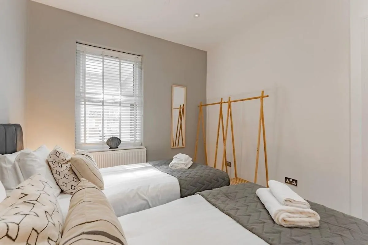 The Shamrock Sleek And Chic - Private Garden - Ground Floor - East London - Sleeps 6 Apartment