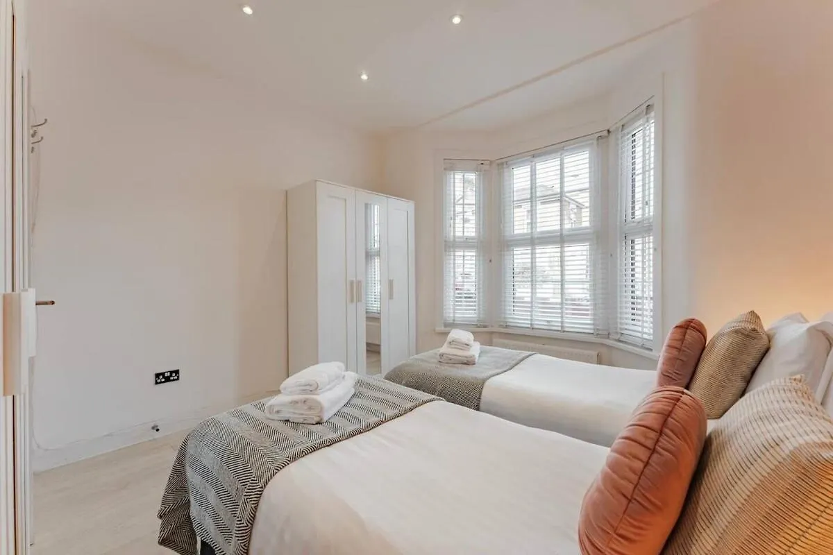 The Shamrock Sleek And Chic - Private Garden - Ground Floor - East London - Sleeps 6 Apartment