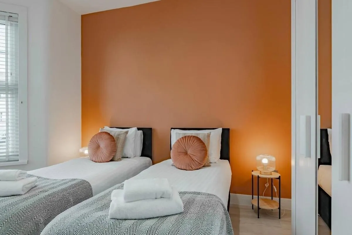 The Shamrock Sleek And Chic - Private Garden - Ground Floor - East London - Sleeps 6 Apartment