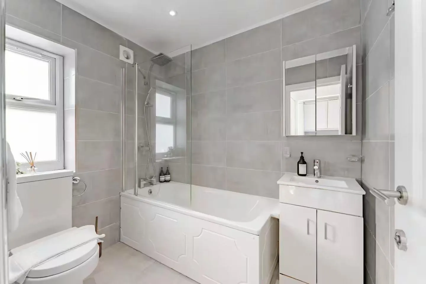 The Shamrock Sleek And Chic - Private Garden - Ground Floor - East London - Sleeps 6 Apartment United Kingdom
