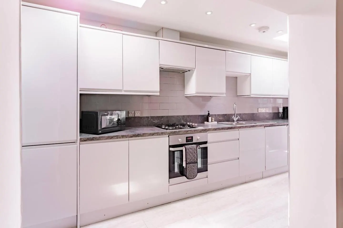 The Shamrock Sleek And Chic - Private Garden - Ground Floor - East London - Sleeps 6 Apartment